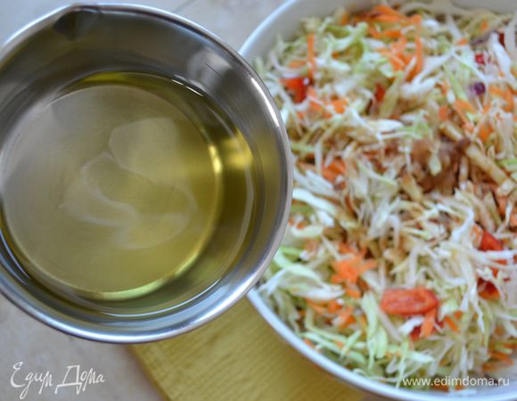 Тем временем раскалить на огне растительное масло (я использую в этом салате масло виноградных косточек).