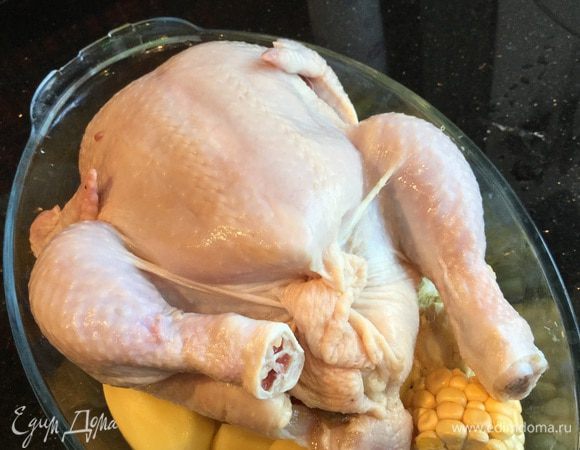 Зашейте брюшко кулинарной нитью или закрепите с помощью зубочисток.