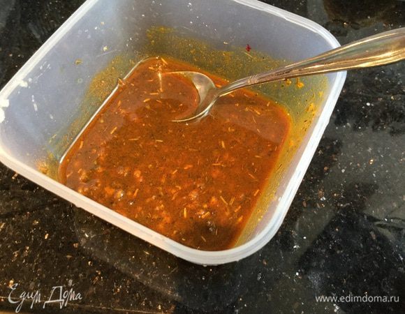 В отдельной миски смешайте 3 ст. л. оливкового масла, паприку, куркуму, прованские травы, соль, перец и выдавленный прессом чеснок. Хорошо натрите полученной смесью курицу и выложите в форму для запекания на овощи.