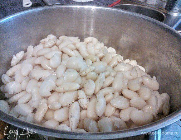 Если вы не используете фасоль в банке (большая банка 850 мл), то нужно с вечера замочить фасоль в холодной воде. Отварить до полуготовности, откинуть на дуршлаг, дать стечь жидкости.