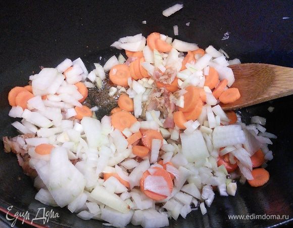 В этом же масле обжарить бекон, лук, чеснок и морковь.