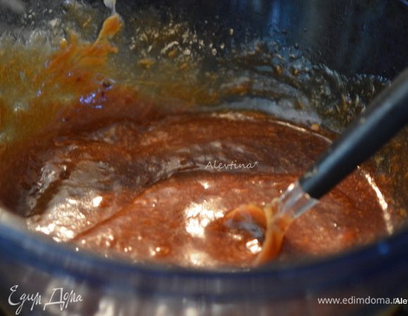 Смешать кетчуп, арахисовое масло, мед, уксус, соевый соус, красный перец хлопьями, оливковое масло, соль и черный перец.