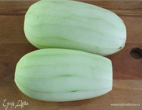 Баклажаны очистить от кожицы.