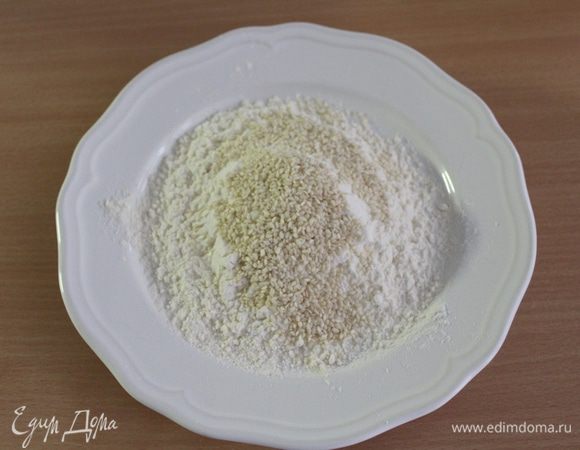 Смешать муку с кунжутом.