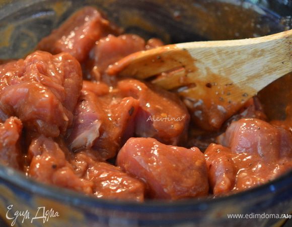 Выложить кусочки свинины в маринад. Оставить на 1 — 1,5 час, перемешав.