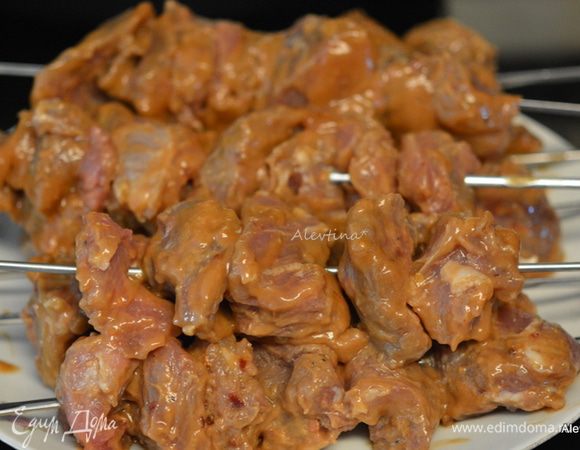 Нанизать мясо на шампура. Готовить на разогретом гриле со всех сторон до готовности.