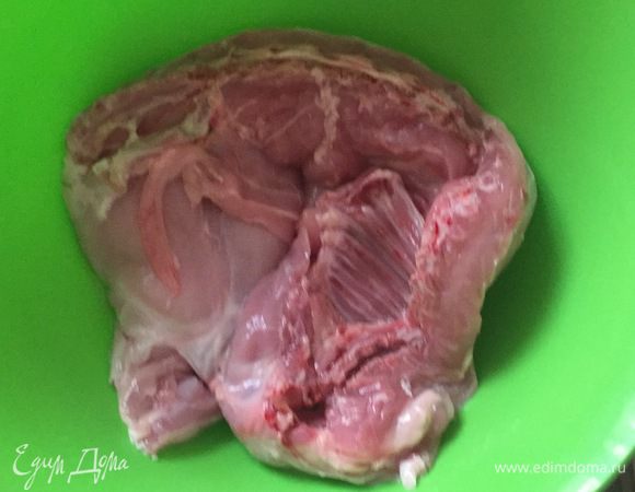 Берем тушку кролика (у меня половина). Тщательно вымываем и обрезаем излишки жира.