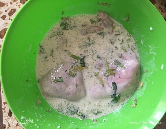 Натираем тушку солью и смесью перцев. Добавляем кефир и зелень по вкусу (у меня укроп и петрушка). Кролик должен промариноваться минимум 2 часа. Я оставила в холодильнике на ночь.