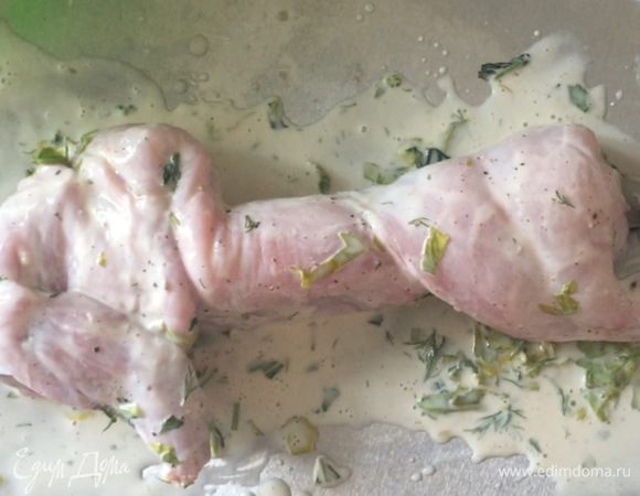 Далее насаживаем на шампур и закрепляем с двух сторон специальными фиксаторами.