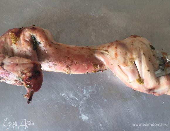 Наш кролик готов. На гарнир я сделала легкий салат из яблок и сельдерея, заправив ложкой оливкового масла, французской горчицей и базиликом. Приятного аппетита!