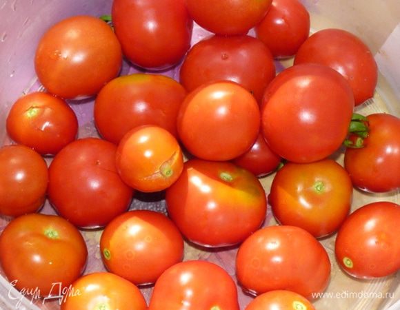 Помидоры помыть, залить кипятком на 5 секунд, слить горячую воду. Откинуть на дуршлаг и обдать холодной водой.
