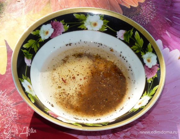 Соединить водку, сахар, соль, перец, белый бальзамический уксус. Измельчить зелень (у меня — лимонный базилик), перемешать до растворения сахара и соли.