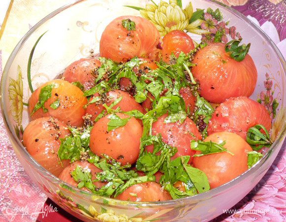 Залить помидоры, накрыть пищевой пленкой и поставить в холодильник минимум на 3 часа (у меня получилось на ночь). Чем дольше маринуются, тем насыщеннее вкус.