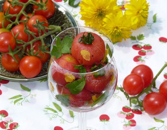 Слить маринад и украсить лимонной цедрой и свежей зеленью. Я решила подать порционно. К слову, черри и базилик — выросли на нашей даче!