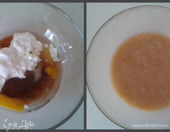 В миске смешать яйцо, коричневый сахар, обычный сахар, ванилин, растительное масло и сметану. Все взбить венчиком до объединения ингредиентов. Взбивать смесь в воздушную пышную массу не нужно.