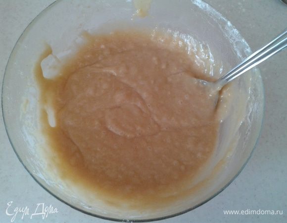 Отдельно смешать 1 стакан просеянной муки, разрыхлитель, соду и соль и ввести в яично-масляную смесь. Перемешать, но не переусердствовать. Если останутся небольшие комочки, ничего страшного.