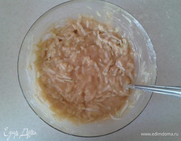 Добавить натертый и отжатый от лишней влаги кабачок. Перемешать.