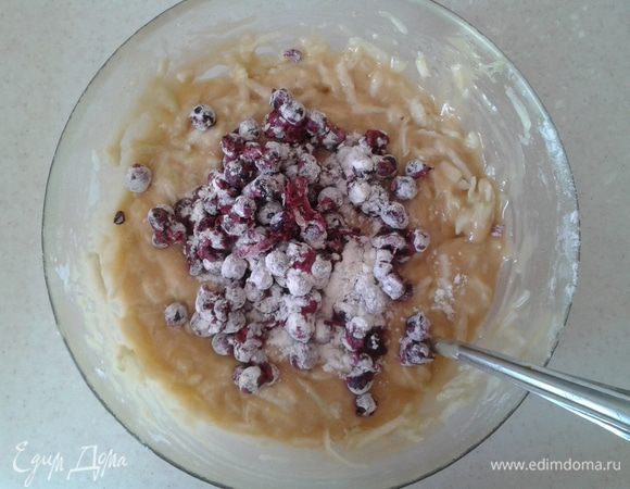 Чернику обвалять в оставшейся муке (где-то 1/4 стакана) и добавить к основной смеси. Аккуратно перемешать, чтобы не повредить ягоды.
Немного черники отложить в сторону.