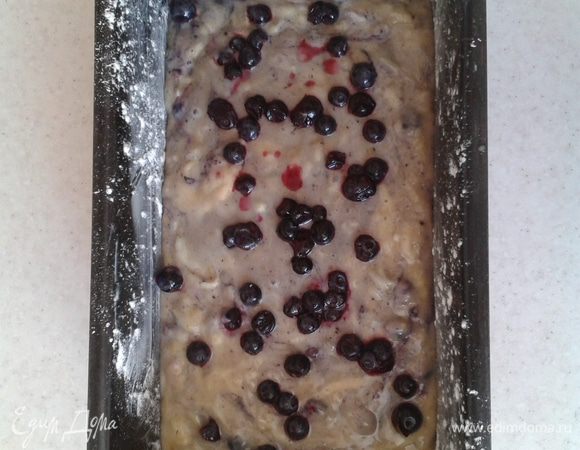 Выложить тесто в прямоугольную форму (предварительно смазанную маслом и слегка присыпанную мукой). Слегка разровнять поверхность и присыпать оставшейся горсточкой черники.
Отправить форму в предварительно разогретую до 180°С духовку на 55 — 60 мин.
Время выпечки контролируйте по своей духовке.