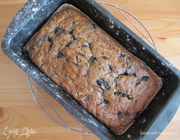 Готовый кекс достаем из духовки и некоторое время остужаем прямо в форме (минут 15).