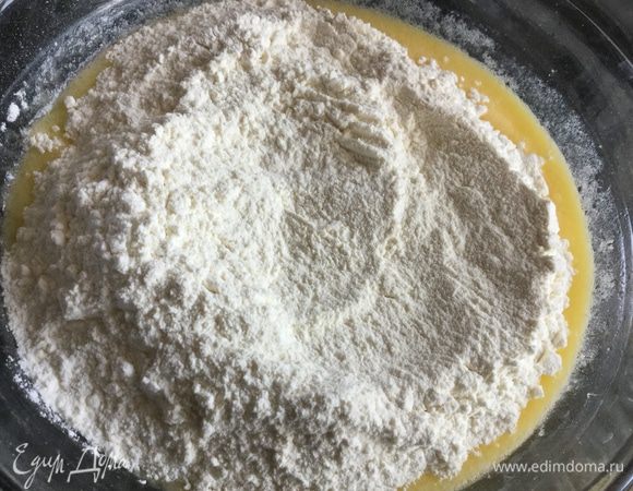 Добавьте оба вида муки, разрыхлитель и ванилин.