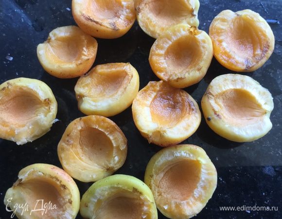 Абрикосы вымойте, удалите косточки.