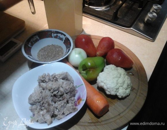 Перво-наперво я сварила бульон: суповая часть индейки, вода, приправы на вкус хозяйки и плита. Индейка готовится быстро, поэтому через 15 — 20 минут бульон готов. Разделываем мясо, при необходимости процеживаем бульон (у меня получилось примерно 1 — 1,2 литра). Подготавливаем овощи.