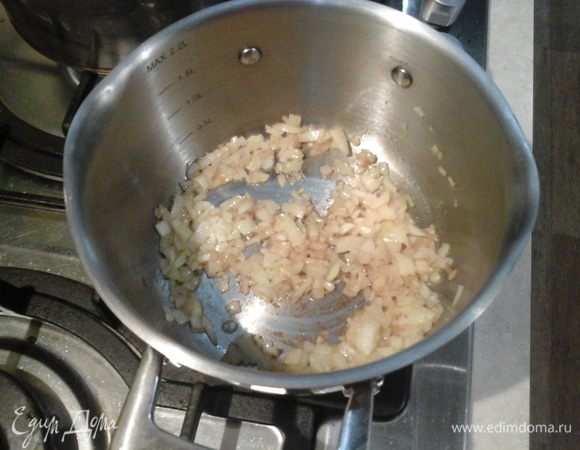 Нарезаем мелко лук, чеснок. В кастюле с толстым дном растапливаем сливочное масло. И пассеруем овощи.