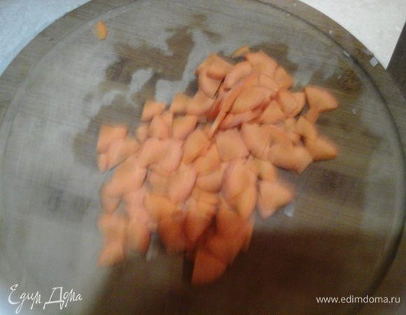 Морковь режем достаточно крупно, я нарезала на четвертинки колесика, и отправляем пассероваться.