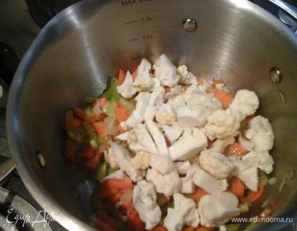 Цветную капусту разбираем на мелкие соцветия и тоже в кастрюлю. Туда же нарезаем перец болгарский тонкими брусочками.