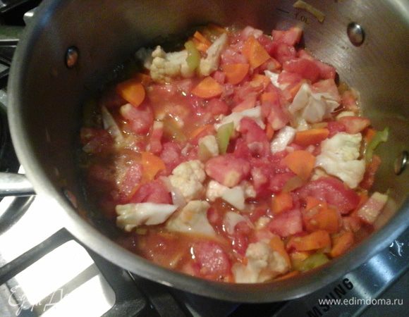 Помидор очищаем от шкурки, нарезаем и закидываем к остальным овощам. Добавляем дробленную полбу и даем всему немного потушиться.