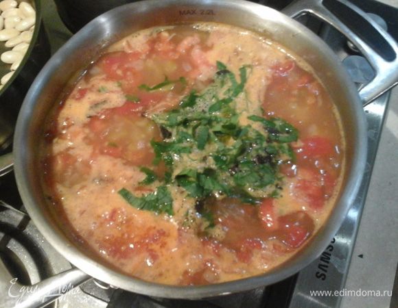 Добавляем зелень и базилик, выключаем огонь и даем настояться минут 15 — 20.