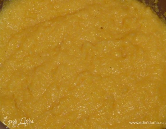 Поленту залить водой и варить 30 мин., периодически помешивая деревянной ложкой, посолить (я варила в мультиварке, режим «каша» 30 минут). Немного дать остыть.