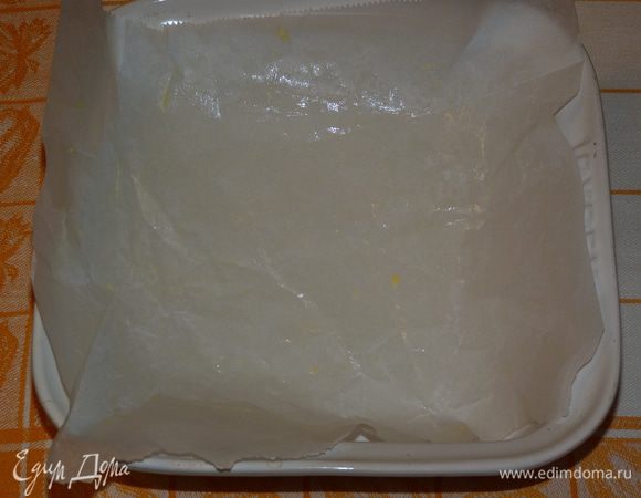 Жаропрочную форму застелить пекарской бумагой и смазать ее сливочным маслом.