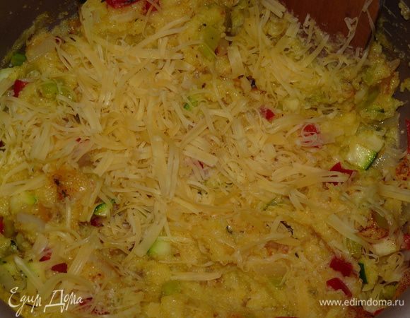 Сыр натереть, соединить поленту с овощами, паприкой, цедрой и сыром, тщательно перемешать.