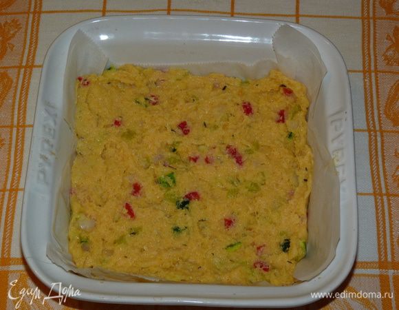 Выложить равномерным слоем, разровнять.