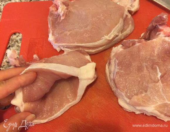 Мясо вымыть ,обсушить бумажным полотенцем и сделать кармашки.