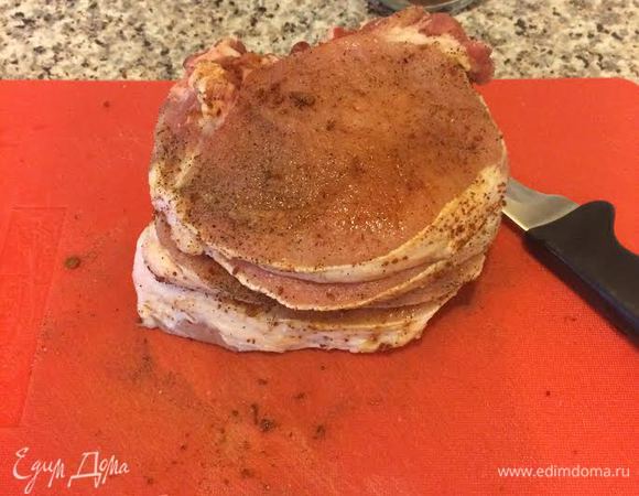 Натереть солью, перцем, вустерширским соусом и сухой аджикой. Оставить на 10 минут. 