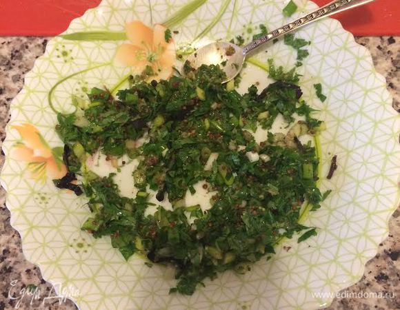 Начинка: кинзу, базилик мелко порубить, добавить зеленый лук, чеснок, горчицу, майоран и 1 ст. л. оливкого масла, перемешать.