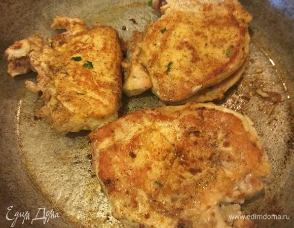 Духовку нагреть до 180°С. Сковороду разогреть, добавить 2 ст. л. масла и обжарить мясо на сильном огне с двух сторон. (по 3 — 4 мин с каждой стороны). Затем эту же сковороду закрыть фольгой и отправить мясо в духовку, жарить до готовности.