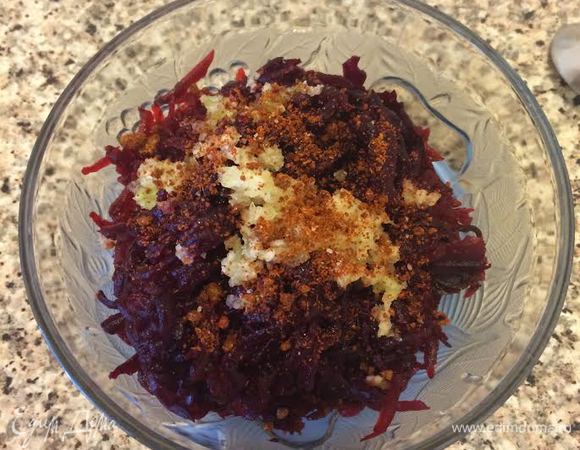 Свеклу натереть на крупной терке, чеснок выдавить через пресс, добавить сухую аджику, перец и перемешать.