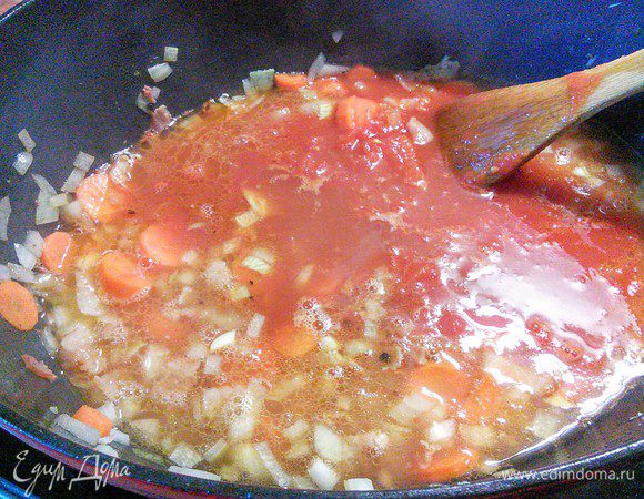 Добавить размятые вилкой помидоры вместе с соком и бульоном, довести до кипения. Посолить, поперчить и добавить сахар, уксус и порошок красной сладкой паприки.