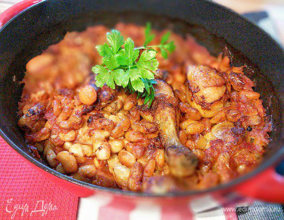 Запекать в заранее разогретой до 200°C один час. Я запекала без крышки.