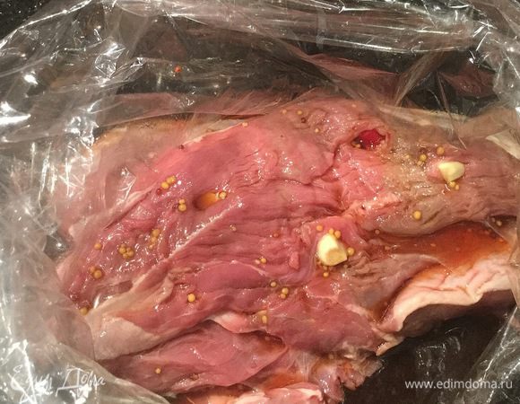 Натрите мясо солью и зернистой горчицей, заверните в кулек и положите в холодильник на час.