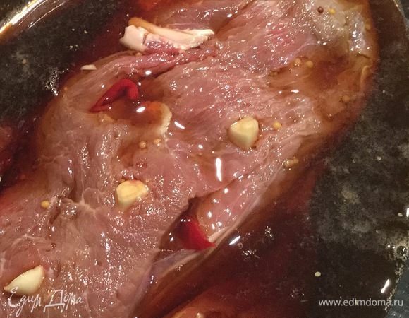 Затем выложите говядину в форму, залейте темным пивом и готовьте в духовке при температуре 180°С 1,5 часа.