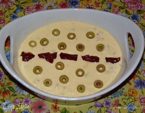 Украсить оливками и томатами.