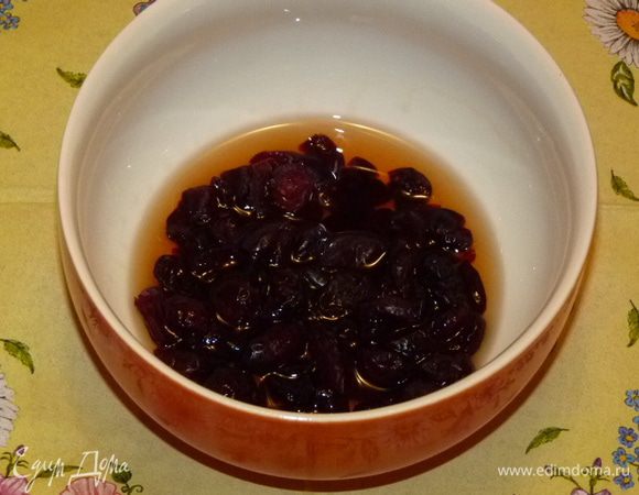 Клюкву залить на время ликером.