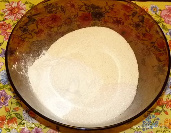 Смешать муку , сахар, манку, разрыхлитель.