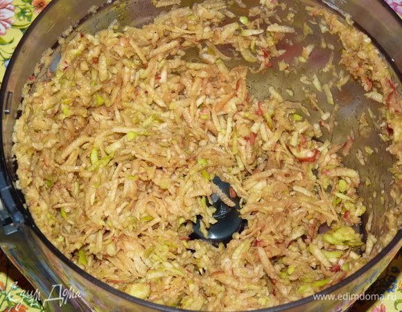 Яблоки натереть на крупной терке, я воспользовалась помощью кухонного комбайна. Яблоки у меня были мелкие, если крупные, то нужно брать 6-8 шт.