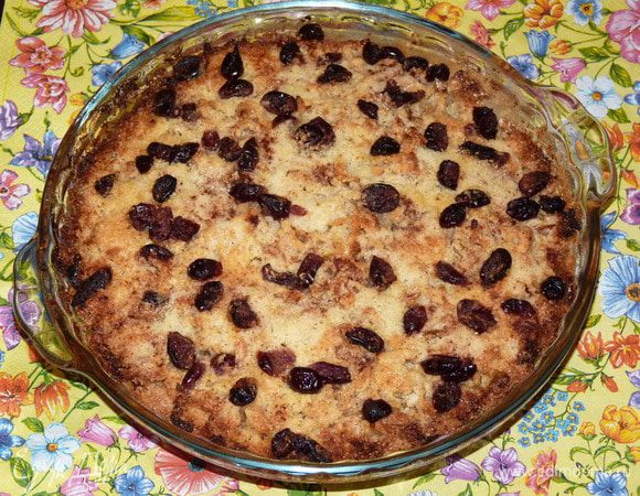 Выпекать в заранее разогретой духовке до 180°С 15 минут, затем уменьшить температуру до 160°С и выпекать еще 20-25 минут. Оставить остывать в духовке. Подавать теплым или холодным.